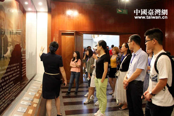 講解員向媒體朋友們介紹張?jiān)<瘓F(tuán)情況 講解員向媒體朋友們介紹張?jiān)<瘓F(tuán)情況