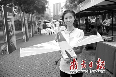 首屆深圳大學(xué)生創(chuàng)新創(chuàng)業(yè)交流會(huì)上,一位深圳職業(yè)技術(shù)學(xué)院的學(xué)生展示無人機(jī)產(chǎn)品。