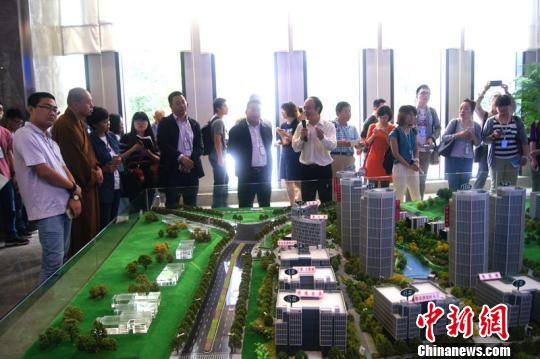 微博達(dá)人攜三億粉絲感知高科技體驗(yàn)重慶創(chuàng)新創(chuàng)業(yè)活力