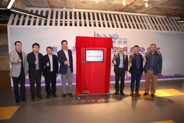 �Ϻ�Ӣ�Z��(chu��ng)�¿��g��ʽ����(d��ng)���������wʽ��(chu��ng)�I(y��)Ͷ�Y�c����(w��)