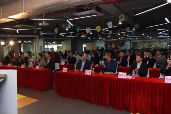 �Ϻ�Ӣ�Z��(chu��ng)�¿��g��ʽ����(d��ng)���������wʽ��(chu��ng)�I(y��)Ͷ�Y�c����(w��)