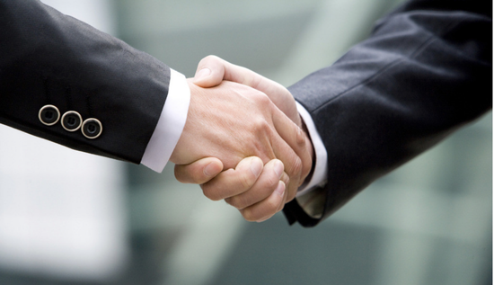 CEO��CMO֮�g��ν������õ��Pϵ��