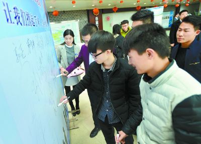 2��21�գ��Lɳ����´�^(q��)�t����·����W(xu��)����(chu��ng)�I(y��)�ߴ����ڄ�(chu��ng)��(chu��ng)�I(y��)���h�������ں�������(d��ng)����ԓ�^(q��)�_չ���҂��Ĺ�(ji��)�ա�Ԫ�����ߡ����L���p��(chu��ng)���{(l��n)�D���҂�һ�����^��(ji��)�������}���(d��ng)����Ո(q��ng)��W(xu��)����(chu��ng)�I(y��)�ߴ�������W(xu��)�Ƽ��@ؓ(f��)؟(z��)�˺͸�У�͘I(y��)�kؓ(f��)؟(z��)�˅R��һ�����_����(chu��ng)��ɳ������Մ��(hu��)��