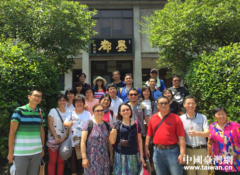 (參訪(fǎng)團(tuán)一行于徽墨廠合影) (參訪(fǎng)團(tuán)一行于徽墨廠合影)