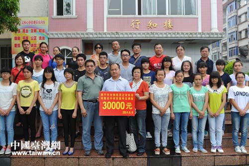 南寧市臺(tái)協(xié)向隆安中學(xué)20名高三貧困學(xué)生捐助30000元愛心助學(xué)款 南寧市臺(tái)協(xié)向隆安中學(xué)20名高三貧困學(xué)生捐助30000元愛心助學(xué)款