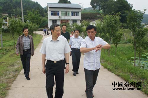 周敏謙(前左一)到雙龍農(nóng)牧開發(fā)公司調(diào)研 周敏謙(前左一)到雙龍農(nóng)牧開發(fā)公司調(diào)研