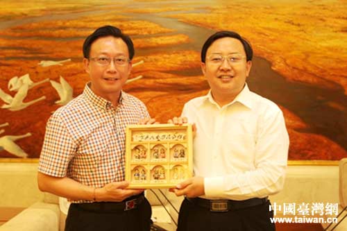 申長(zhǎng)友市長(zhǎng)會(huì)見(jiàn)陳建閣市長(zhǎng)(左) 申長(zhǎng)友市長(zhǎng)會(huì)見(jiàn)陳建閣市長(zhǎng)(左)