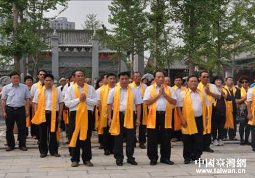 臺(tái)灣客人在懷樸園舉辦莊嚴(yán)肅穆的祭拜儀式 臺(tái)灣客人在懷樸園舉辦莊嚴(yán)肅穆的祭拜儀式