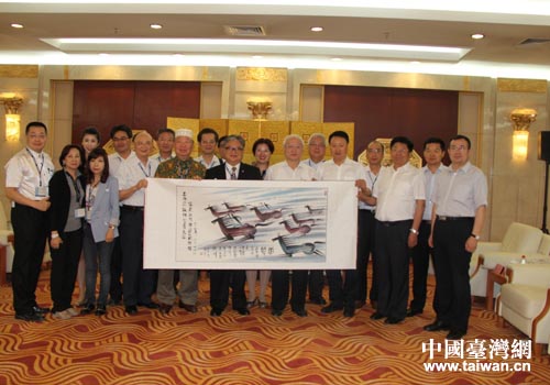 自治區(qū)副主席王和山會見臺灣工商建設(shè)研究會副理事長洪堯昆并合影留念 自治區(qū)副主席王和山會見臺灣工商建設(shè)研究會副理事長洪堯昆并合影留念