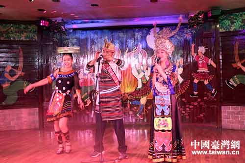兩地少數(shù)民族同胞共同登臺(tái)演出 兩地少數(shù)民族同胞共同登臺(tái)演出