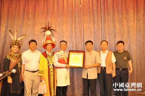 省政協(xié)副主席班程農(nóng)等領(lǐng)導(dǎo)與交流團(tuán)團(tuán)長根志優(yōu)先生互贈禮品 省政協(xié)副主席班程農(nóng)等領(lǐng)導(dǎo)與交流團(tuán)團(tuán)長根志優(yōu)先生互贈禮品