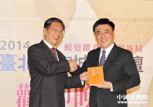 上海與臺(tái)北《雙城故事》贈(zèng)書現(xiàn)場(chǎng)合影留念 上海與臺(tái)北《雙城故事》贈(zèng)書現(xiàn)場(chǎng)合影留念