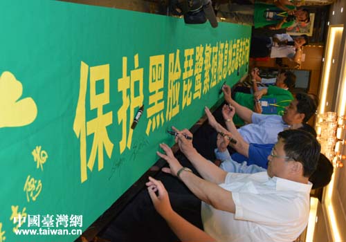 兩岸黑臉琵鷺保護(hù)志愿者簽名活動(dòng)現(xiàn)場 兩岸黑臉琵鷺保護(hù)志愿者簽名活動(dòng)現(xiàn)場