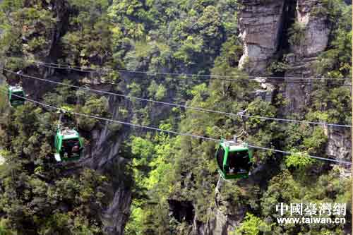 正在運(yùn)行中張家界黃石寨索道 正在運(yùn)行中張家界黃石寨索道