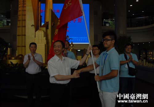 市臺辦巡視員李雷鳴授營旗 市臺辦巡視員李雷鳴授營旗