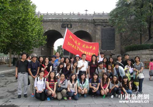 2014年臺(tái)灣青年中原行夏令營(yíng)代表團(tuán)到洛陽(yáng)參訪并合影留念 2014年臺(tái)灣青年中原行夏令營(yíng)代表團(tuán)到洛陽(yáng)參訪并合影留念