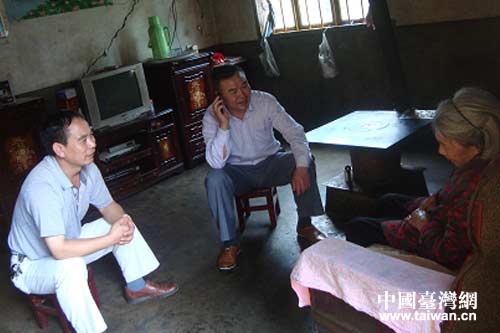 市臺辦主任王文明(中)在盤縣臺辦主任胡亭峰(左1)陪同下看望97歲的老臺胞孔祥珍 市臺辦主任王文明(中)在盤縣臺辦主任胡亭峰(左1)陪同下看望97歲的老臺胞孔祥珍