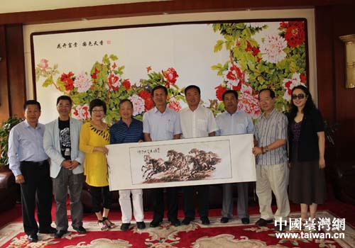 臺(tái)灣鄉(xiāng)林集團(tuán)到本溪考察并合影留念 臺(tái)灣鄉(xiāng)林集團(tuán)到本溪考察并合影留念