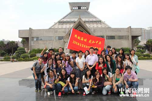 夏令營(yíng)營(yíng)員在河南博物院前合影 夏令營(yíng)營(yíng)員在河南博物院前合影