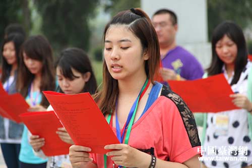 夏令營(yíng)營(yíng)員在函谷關(guān)誦讀道德經(jīng) 夏令營(yíng)營(yíng)員在函谷關(guān)誦讀道德經(jīng)