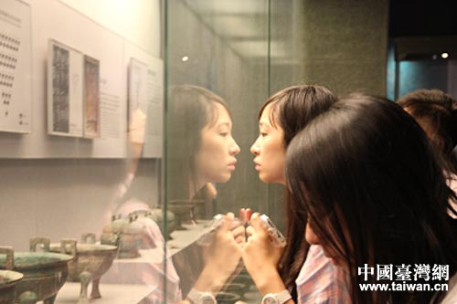 嘉義大學(xué)同學(xué)在博物館展品前駐足欣賞 嘉義大學(xué)同學(xué)在博物館展品前駐足欣賞