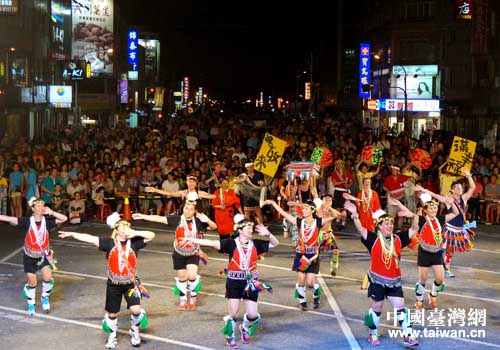 演員們?cè)诨顒?dòng)開幕式上精彩的表演 演員們?cè)诨顒?dòng)開幕式上精彩的表演