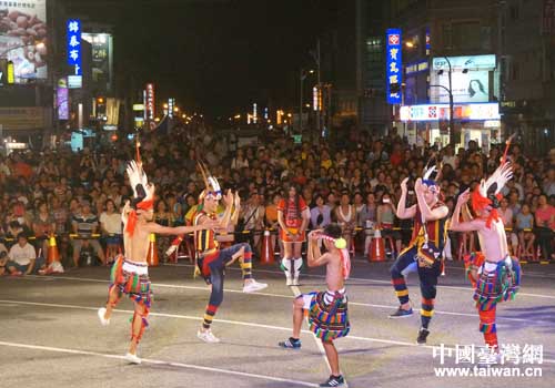 來自臺(tái)灣少數(shù)民族的演員在活動(dòng)開幕式上表演精彩節(jié)目 來自臺(tái)灣少數(shù)民族的演員在活動(dòng)開幕式上表演精彩節(jié)目