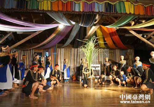 布農(nóng)族臺(tái)胞表演的豐年祭 布農(nóng)族臺(tái)胞表演的豐年祭