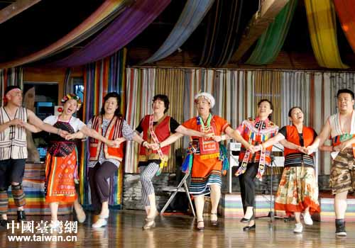 在京少數(shù)民族臺(tái)胞跳起了歡快的《我們都是一家人》 在京少數(shù)民族臺(tái)胞跳起了歡快的《我們都是一家人》