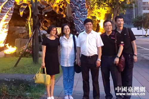 縣委書(shū)記徐德祥(右起3)與貴州柏齡教育有限公司董事長(zhǎng)陳豫立先生(右起2)在臺(tái)北合影 縣委書(shū)記徐德祥(右起3)與貴州柏齡教育有限公司董事長(zhǎng)陳豫立先生(右起2)在臺(tái)北合影