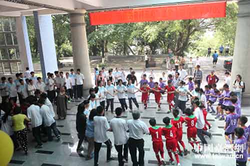 手拉手跳起臺灣少數(shù)民族舞蹈 手拉手跳起臺灣少數(shù)民族舞蹈