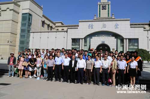 “中華兒女文史體驗營暨臺灣學(xué)子絲路文化之旅”參訪團在蘭州大學(xué)與甘肅學(xué)生互動交流 “中華兒女文史體驗營暨臺灣學(xué)子絲路文化之旅”參訪團在蘭州大學(xué)與甘肅學(xué)生互動交流