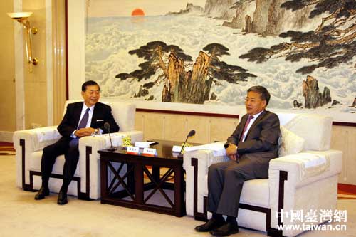 郭樹清省長(zhǎng)與王志剛董事長(zhǎng)王志剛親切交談 郭樹清省長(zhǎng)與王志剛董事長(zhǎng)王志剛親切交談