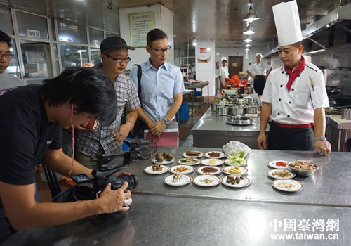 臺(tái)灣聯(lián)合報(bào)系記者團(tuán)一行采訪藥膳制作 臺(tái)灣聯(lián)合報(bào)系記者團(tuán)一行采訪藥膳制作