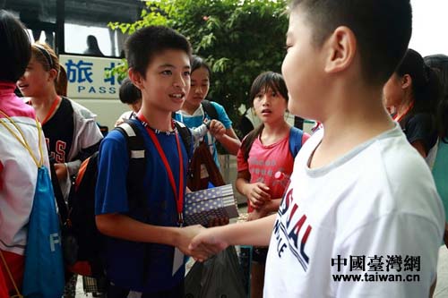 兩岸小朋友依依不舍的告別 兩岸小朋友依依不舍的告別