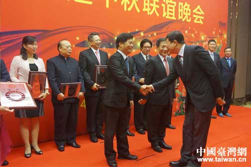 市臺辦主任汪明浩向新一屆臺協(xié)領(lǐng)導(dǎo)成員頒發(fā)證書 市臺辦主任汪明浩向新一屆臺協(xié)領(lǐng)導(dǎo)成員頒發(fā)證書