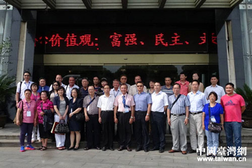 兩地工會成員合影留念 兩地工會成員合影留念