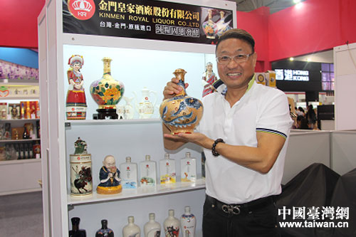 金門皇家酒廠大陸地區(qū)總代理王士豪展示臺華窯收藏酒 金門皇家酒廠大陸地區(qū)總代理王士豪展示臺華窯收藏酒