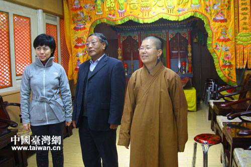 五臺(tái)山風(fēng)景區(qū)文聯(lián)副主席安建華與臺(tái)灣人間福報(bào)記者、如根大師合影 五臺(tái)山風(fēng)景區(qū)文聯(lián)副主席安建華與臺(tái)灣人間福報(bào)記者、如根大師合影