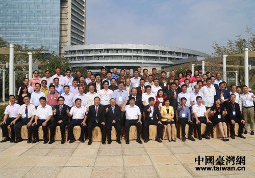 參加海峽兩岸(共青城)青年菁英創(chuàng)業(yè)論壇全體合影留念 參加海峽兩岸(共青城)青年菁英創(chuàng)業(yè)論壇全體合影留念