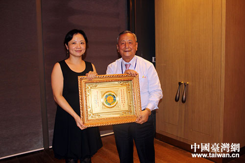 貴陽市臺(tái)辦主任胡琳(左)與參訪團(tuán)團(tuán)長(zhǎng)葉源助先生就加強(qiáng)兩地文化交流達(dá)成共識(shí) 貴陽市臺(tái)辦主任胡琳(左)與參訪團(tuán)團(tuán)長(zhǎng)葉源助先生就加強(qiáng)兩地文化交流達(dá)成共識(shí)