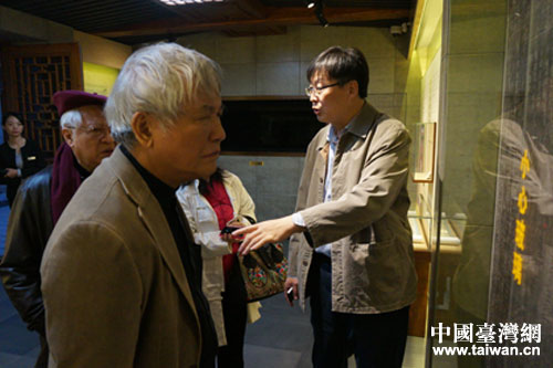 國(guó)畫(huà)大師江明賢觀看展覽 國(guó)畫(huà)大師江明賢觀看展覽