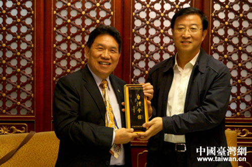市臺(tái)聯(lián)黨組書(shū)記向參訪團(tuán)團(tuán)長(zhǎng)于曉佩先生贈(zèng)送紀(jì)念品 市臺(tái)聯(lián)黨組書(shū)記向參訪團(tuán)團(tuán)長(zhǎng)于曉佩先生贈(zèng)送紀(jì)念品