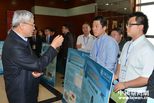 上海交大副校長(zhǎng)吳旦(左一)與臺(tái)灣大學(xué)生交談創(chuàng)業(yè)與計(jì)劃設(shè)計(jì) 上海交大副校長(zhǎng)吳旦(左一)與臺(tái)灣大學(xué)生交談創(chuàng)業(yè)與計(jì)劃設(shè)計(jì)