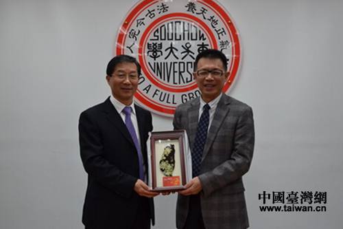 江蘇副省長曹衛(wèi)星與臺灣東吳大學(xué)校長潘維大互贈禮品 江蘇副省長曹衛(wèi)星與臺灣東吳大學(xué)校長潘維大互贈禮品