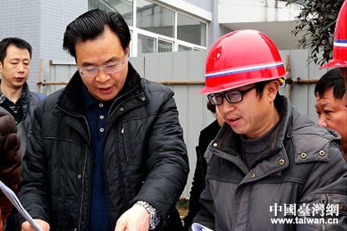 省臺辦副主任張軍(左)調(diào)研邛崍市平樂九年制學(xué)校施工現(xiàn)場 省臺辦副主任張軍(左)調(diào)研邛崍市平樂九年制學(xué)校施工現(xiàn)場