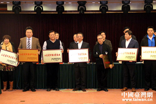 在青島市臺(tái)商座談會(huì)上為部分“山東省百?gòu)?qiáng)臺(tái)資企業(yè)”授牌 在青島市臺(tái)商座談會(huì)上為部分“山東省百?gòu)?qiáng)臺(tái)資企業(yè)”授牌