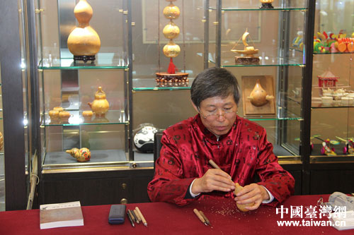 濟南葫蘆雕刻傳承人現(xiàn)場展示 濟南葫蘆雕刻傳承人現(xiàn)場展示