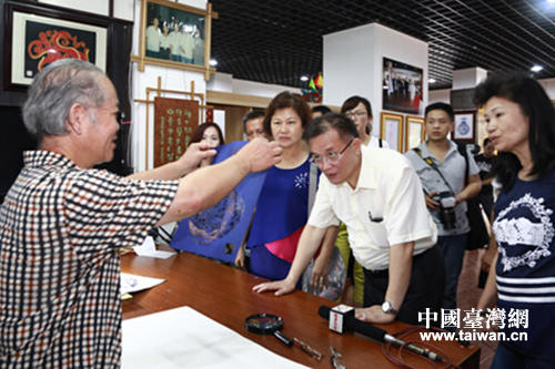 苗栗縣鄉(xiāng)鎮(zhèn)代表團(tuán)參觀武漢非物質(zhì)文化遺產(chǎn) 苗栗縣鄉(xiāng)鎮(zhèn)代表團(tuán)參觀武漢非物質(zhì)文化遺產(chǎn)