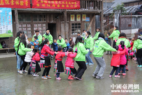 臺(tái)灣毛克利青少年協(xié)會(huì)大學(xué)生義工與桂林龍勝縣大寨小學(xué)的小朋友做游戲 臺(tái)灣毛克利青少年協(xié)會(huì)大學(xué)生義工與桂林龍勝縣大寨小學(xué)的小朋友做游戲